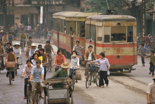 Tàu điện leng keng ở Hà Nội.